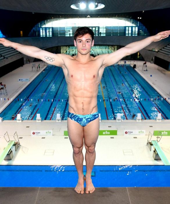 <p>Anche Tom Daley, oro nel sincro dalla piattaforma 10 m,&nbsp;&egrave;&nbsp;un gran bel vedere. E poi, nei momenti di pausa prende i ferri e si dedica al crochet, passione nata durante il lockdown. We love you, Tom!</p>

