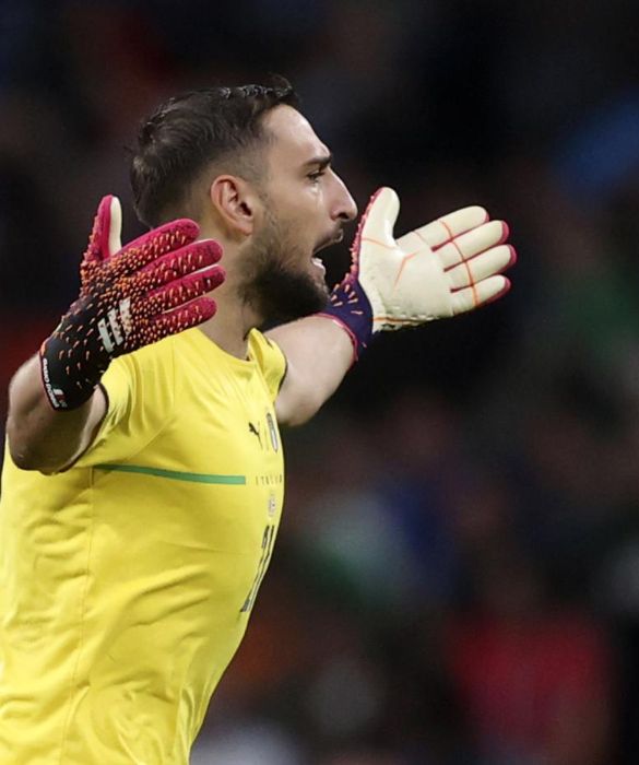 <p>Da Gigi (Buffon) a Gigio (Donnarumma). Da un Gianluigi all'altro, entrambi predestinati e vincenti con la Nazionale. Pu&ograve; migliorare nele uscite, ma tra i pali non ha rivali. Ah, Donnarumma &egrave; stato eletto miglior giocatore di Euro 2020.</p>

