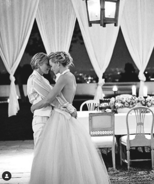 <p>Ellen Degeneres e Portia De Rossi si sono sposate il 16 agosto 2008: il vestito indossato da Portia, conosciuto come uno dei pi&ugrave; belli in assoluto&nbsp;mai indossato da una celebrit&agrave;, &egrave; opera del talento di Zac Posen.<strong> </strong></p>

