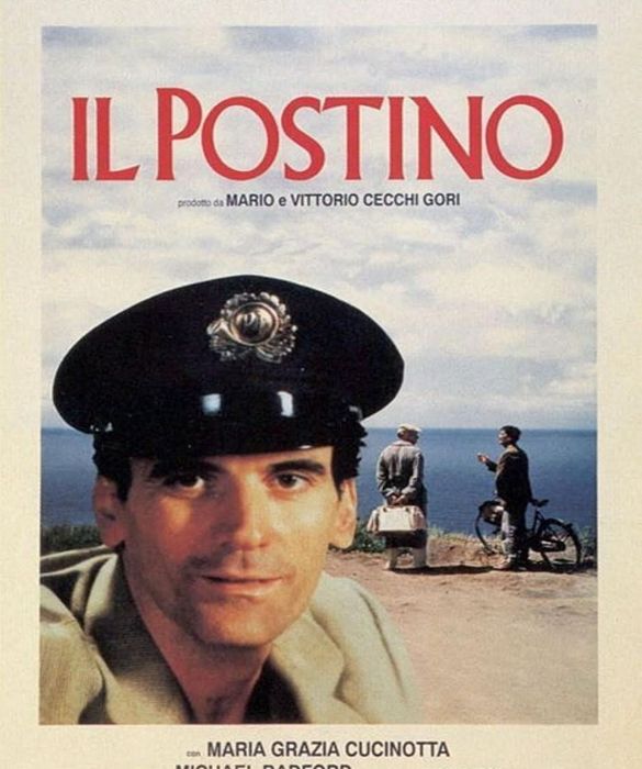 <p>Ci siamo anche noi, o meglio c&rsquo;&egrave; anche l&rsquo;Italia in uno dei film con storie d&rsquo;amore pi&ugrave; famose del cinema, quella tra il postino Mario (<strong>Massimo Troisi</strong>, morto appena dopo la fine delle riprese) e la bella dell&rsquo;isola (Maria Grazia Cucinotta), con Pablo Neruda (Philippe Noiret) a fare le veci di <strong>Cupido</strong>.</p>
