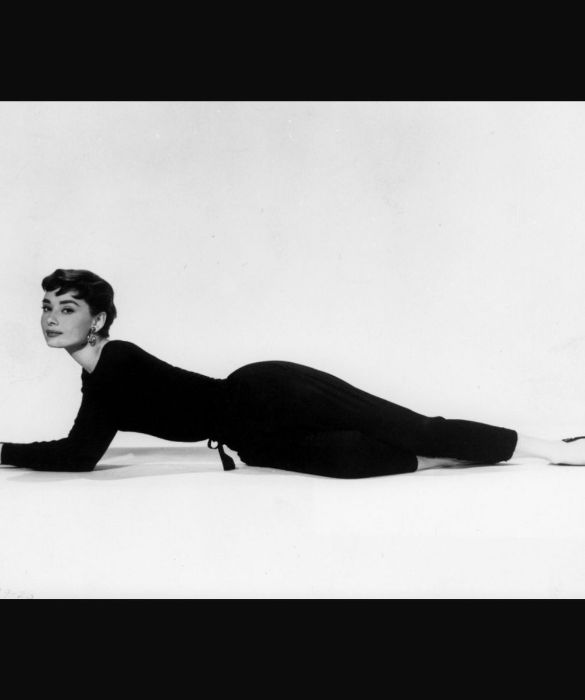 <p>I <strong>leggings</strong> sono spesso associati a un look casual e approssimativo. Nessuno, per&ograve;, potrebbe mettere in discussione la dirompenza del fascino discreto di Audrey Hepburn, quando, nel 1954, li indossa, nei panni di <strong>Sabrina</strong> nell&rsquo;omonimo film.</p>
