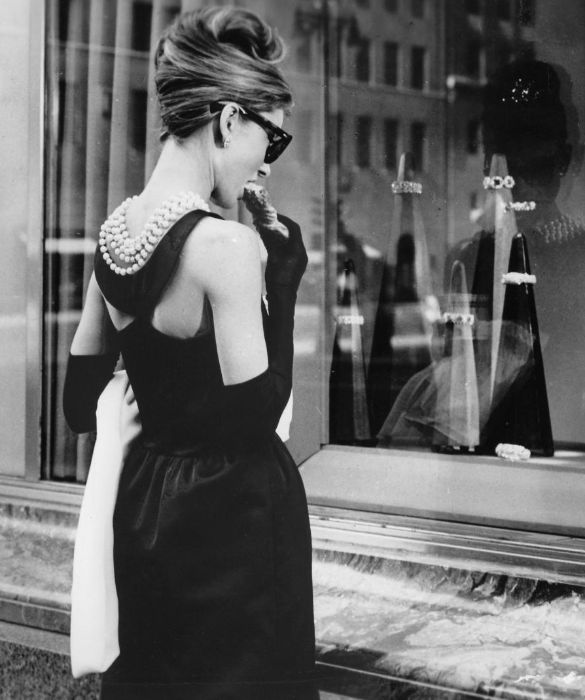 <p>Fu anche grazie all&rsquo;estro di <strong>Givenchy</strong>, pigmalione di Audrey Hepburn, se l&rsquo;attrice britannica divenne un&rsquo;<a href=