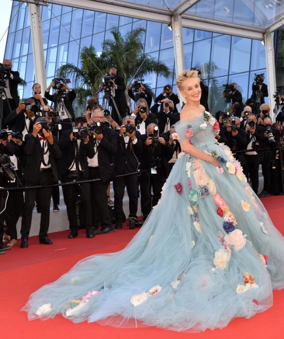 <p>Come ogni anno, questi sono i giorni pi&ugrave; &ldquo;caldi&rdquo; per le fashion victims. Riflettori puntati sulla <strong>Croisette</strong>, si conclude il <strong>Festival di Cannes 2021</strong> con un caleidoscopio di <strong>abiti</strong> fruscianti, sfavillanti, esagerati. Non tutti ci hanno fatto sognare, qualcuno ci ha fatto addirittura inorridire (come da tradizione). Rivediamo insieme i 10 look pi&ugrave; strabilianti: perch&eacute; Cannes non &egrave; soltanto <strong>cinema</strong>, ma &egrave; anche, e forse soprattutto, un <strong>red carpet</strong> assolutamente imperdibile.</p>
