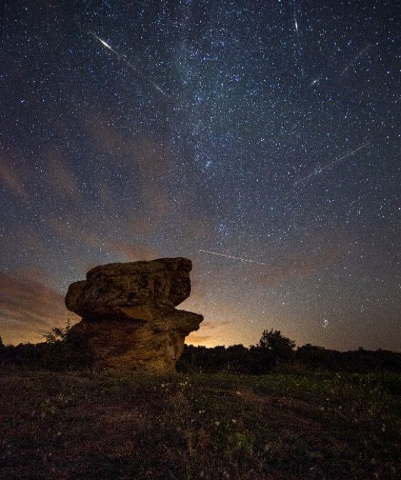 <p>Le stelle sono buchi nel cielo da cui filtra la luce dell&rsquo;infinito.&nbsp;(Confucio)</p>
