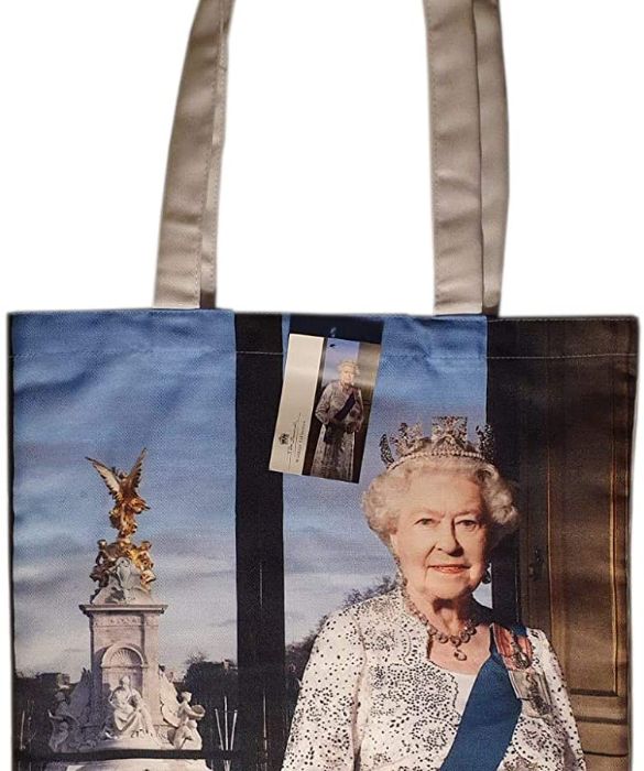 <p>Immaginate di essere alla cassa e di sentirvi chiedere se volete una borsa per la spesa. E poi la soddisfazione che proverete nel tirare fuori questa.</p>
<p>&nbsp;</p>
