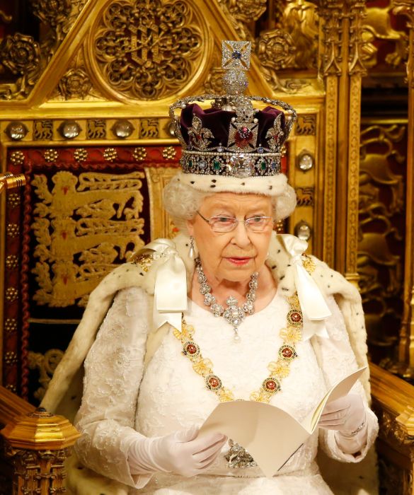 <p>God Save the Queen, recita dal 1952 l&rsquo;inno del Regno Unito. E c&rsquo;&egrave; da dire che, in effetti, il Signore pare aver accolto le &ldquo;suppliche&rdquo; dei sudditi, vista la longevit&agrave; di <strong>Elisabetta II</strong>, 96 anni di et&agrave; <strong>di cui ben 70 trascorsi sul trono</strong>. Regina del Regno Unito di Gran Bretagna e Irlanda del Nord e degli altri reami del Commonwealth, Elisabetta II, ma anche del merchandising. Ecco<strong> i dieci gadget pi&ugrave; curiosi</strong> creati in suo onore.</p>
