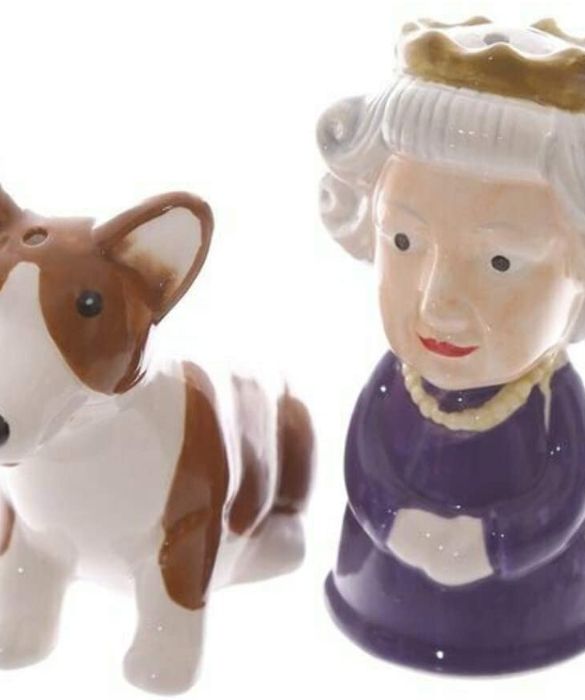 <p>Non solo Elisabetta II, ma anche uno dei suoi amatissimi corgi in questo set composta da saliera e pepiera (si chiama cos&igrave;). Veramente carino, con controindicazione: a tavola nessuno vorr&agrave; mai passare il sale/pepe.</p>
