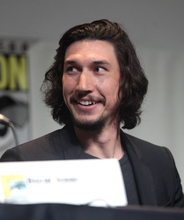 <p>40 anni tondi, Adam Driver ha acquisito popolarit&agrave; grazie al ruolo di Adam Sackler nella serie Girls. Poi ha interpretato Kylo Ren nella trilogia sequel di&nbsp;Guerre stellari. Due nomination all&rsquo;Oscar in carriera e uno charme irresistibile per lui.</p>
