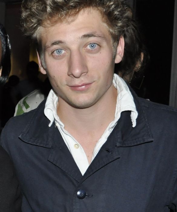 <p>Principalmente noto per il ruolo di Lip Gallagher in Shameless, Jeremy Allen White di recente &egrave; stato protagonista della serie The Bear. Anche lui entra di diritto in questa shortlist degli attori non belli, ma che piacciono parecchio.</p>
