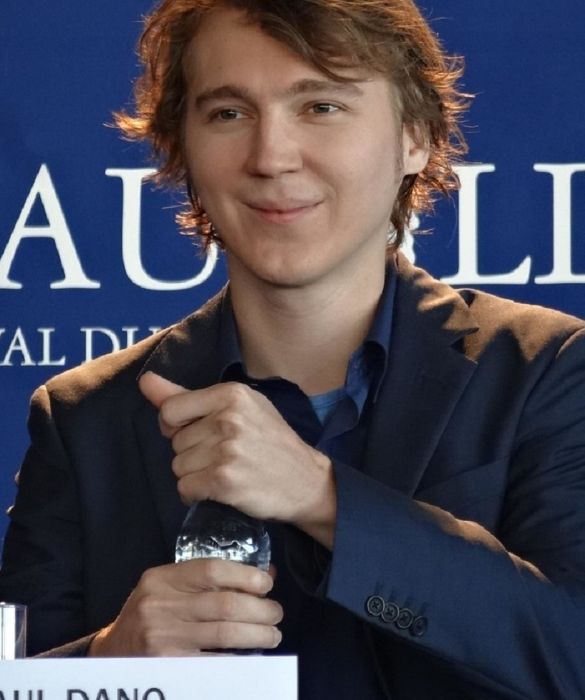 <p>Ne ha fatta di strada Paul Dano dal ruolo dell'adolescente Dwayne che fa il voto del silenzio nel pluripremiato&nbsp;<em>Little Miss Sunshine</em>.&nbsp;Non sar&agrave; il classico belloccio, ma le ammiratrici non mancano: un anti-divo di Hollywood, ma la cui stella &egrave; in continua ascesa.&nbsp;</p>
