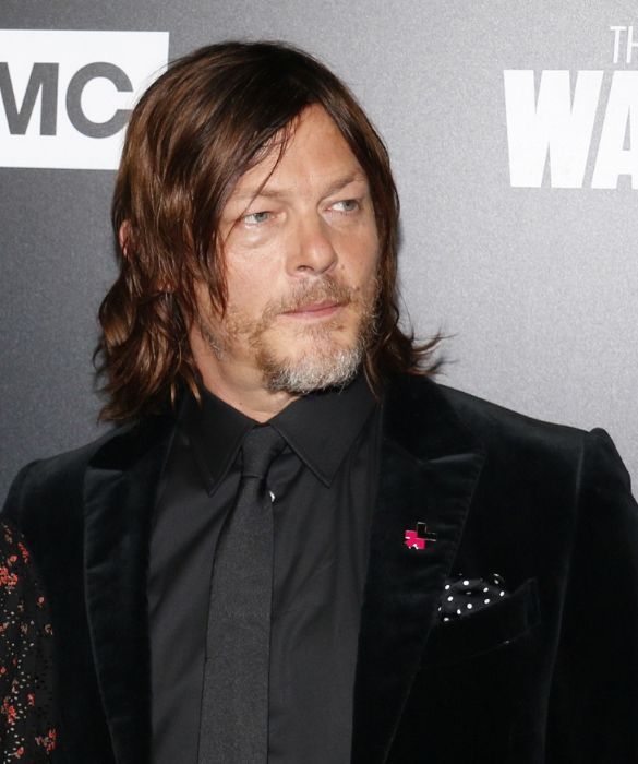 <p>Classe 1969, Norman Reedus &egrave; principalmente noto per il ruolo di Daryl Dixon nella serie <em>The Walking Dead</em>. Scultore, fotografo e pittore oltre che attore, non sar&agrave; bellissimo ma piace alle bellissime. Ha infatti avuto due figli dalle relazioni con Helena Christensen e Diane Kruger.</p>
