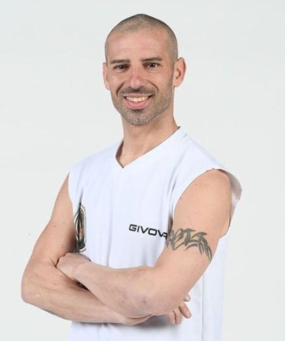 <p>Tempo fa, l&rsquo;ex pilota Melandri ha rivelato di aver preso apposta il Covid pur di ottenere il Green Pass senza vaccinarsi. All&rsquo;Isola dei Famosi non gli servir&agrave; comunque, perch&eacute; tanto non ci si siede a mangiare, n&eacute; al chiuso n&eacute; all&rsquo;aperto.</p>
