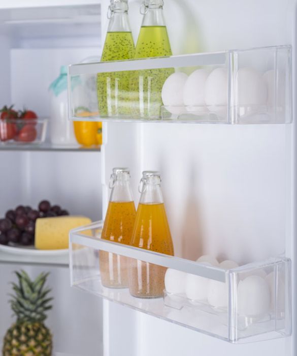 <p>Specialmente d&rsquo;estate occorre evitare di tenere aperto il frigo per troppo tempo, per non disperdere il freddo e costringere l&rsquo;elettrodomestico a lavorare di pi&ugrave; per tornare a temperatura. Occhio alla distanza dal muro, inoltre: almeno 20 centimetri. E non riempitelo troppo.</p>
