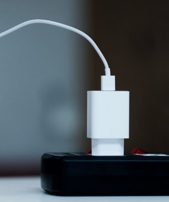 <p>Un errore che in tanti commettono &egrave; quello di lasciare il caricatore dello smartphone attaccato alla presa della corrente. Non consumer&agrave; come durante la ricarica, ma consuma. Fidatevi.</p>
