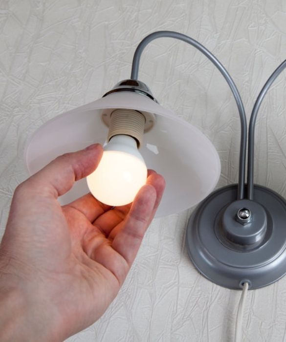 <p>Come si possono ridurre i consumi? Optando per ci&ograve; che &egrave; a basso consumo. Come le lampadine a Led, che in tal senso rappresentano la soluzione migliore. Hanno un costo maggiore, &egrave; vero, ma alla lunga ne vale la pena.</p>
