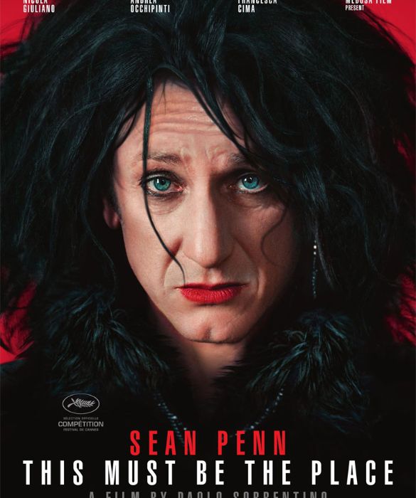 <p>Nel suo quinto film, primo in lingua inglese, Sorrentino passa da Servillo a Sean Penn: <em>This Must Be the Place</em> racconta <strong>la storia di una rock star irlandese caduta in disgrazia</strong>, di nome (d&rsquo;arte) Cheyenne, che parte per l&rsquo;America per raggiungere il padre morente con cui non ha contatti da tre decenni. Arriver&agrave; tardi, ma succederanno tante altre cose.</p>
