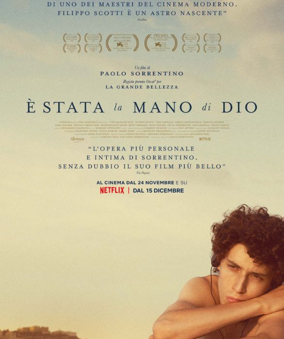 <p>Ed eccoci all&rsquo;ultimo capitolo della filmografia di Paolo Sorrentino: <em>&Egrave; stata la mano di Dio</em>, pellicola autobiografica in cui il regista racconta s&eacute; stesso, nella Napoli degli Anni &lsquo;80 e dunque di <strong>Maradona</strong>, attraverso la storia di Fabietto. Dichiaratamente felliniano, il film ha vinto (per adesso) il Leone d&rsquo;Argento - Gran Premio della Giuria al Festival del Cinema di Venezia.</p>
