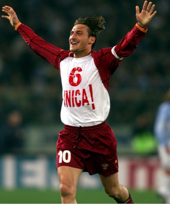 <p>Francesco Totti e Ilary Blasi <strong>si incontrano per la prima volta in un pub sulla Nomentana</strong>: uscita con amici combinata dalla sorella di lei, dopo che il capitano della Roma si &egrave; &ldquo;innamorato&rdquo; della Letterina vista in tv a Passaparola. In quell&rsquo;occasione non succede niente: il 10 marzo 2002 Totti invita Ilary a vedere il derby di Roma. Segna alla Lazio e <strong>mostra all&rsquo;Italia intera la scritta &ldquo;6 unica</strong>!&rdquo;, ovviamente riferita lei, che lo sta&nbsp;guardando dagli spalti.</p>
