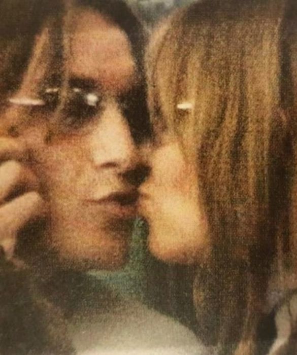 <p>Nel corso del primo vero appuntamento, racconter&agrave; Ilary Blasi anni dopo, Francesco Totti <strong>&egrave; andato a prenderla a casa con la sua Ferrari</strong>, che lei ha ammaccato sbattendo lo sportello contro un muretto. Ecco la prima foto paparazzata, con bacio, pubblicata qualche tempo fa dalla showgirl su Instagram.</p>
