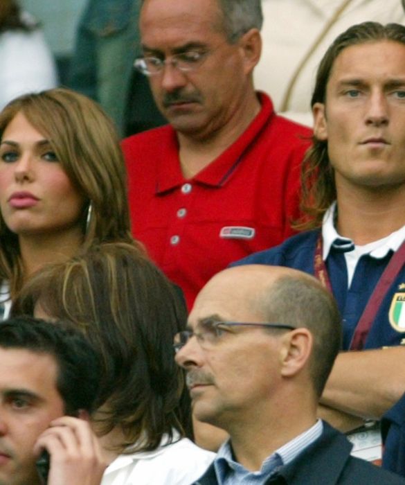<p>Lui capitano della Roma, lei ex Letterina in rampa di lancio. Francesco Totti e Ilary Blasi ufficializzano la storia e diventano<strong> la &ldquo;coppia d&rsquo;oro&rdquo; del calcio-showbiz italiano</strong>. Eccoli assistere dalla tribuna a Italia-Svezia nel corso di Euro 2004: Totti era squalificato per aver sputato al danese Poulsen nella gara precedente.</p>
