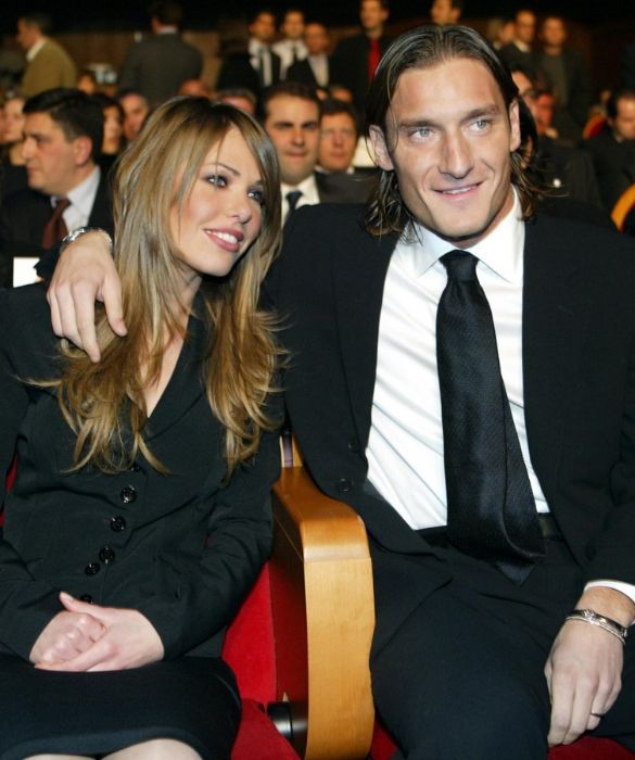 <p>Eccoli insieme<strong> agli Oscar del calcio AIC, nel 2005</strong>. Ad aprile dello stesso anno, nel corso di che <em>Che tempo che fa</em>, trasmissione che sta conducendo insieme a Fabio Fazio, Ilary Blasi rivela di essere incinta. Il 6 novembre nascer&agrave; Cristian, seguito poi da Chanel (13 maggio 2007) e Isabel (10 marzo 2016). Ma prima c&rsquo;&egrave; il matrimonio.</p>
