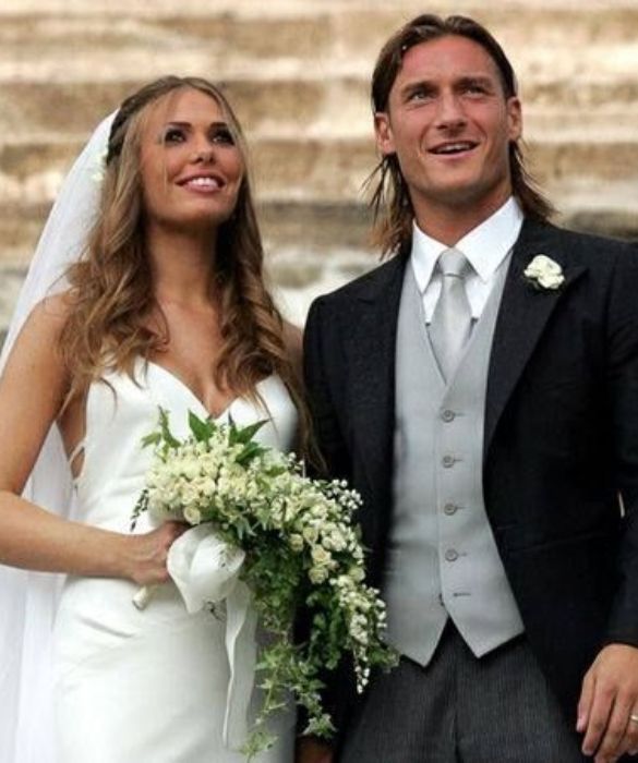<p>Francesco Totti e Ilary Blasi<strong> si sposano il 19 giugno 2005 </strong>alla Basilica di Santa Maria in Aracoeli: la cerimonia viene trasmessa in diretta da Sky, con tutti i proventi per i diritti televisivi devoluti in beneficenza. &Egrave; l&rsquo;evento dell&rsquo;anno: decine di telecamere e migliaia di tifosi della Roma seguono la cerimonia dentro e fuori la basilica.</p>
