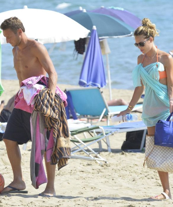 <p>Certo, nel corso degli anni non sono mancate la vacanze a Miami o alle Maldive. Tuttavia, la famiglia Totti-Blasi, per quanto famosissima, <strong>in tante cose &egrave; rimasta normale e molto romana</strong>: numerosi i loro momenti di relax sulla spiaggia di Sabaudia, prontamente immortalati dai paparazzi.</p>
