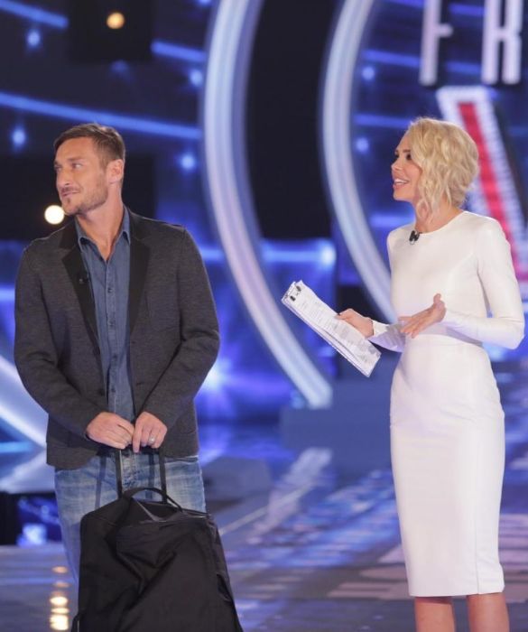 <p>Totti ospite di Ilary al GF Vip, nel 2016. In questa occasione il capitano della Roma entra nella casa pi&ugrave; spiata d&rsquo;Italia e, scherzando con i concorrenti del reality show, rispondendo a una domanda sulla favola di Biancaneve e i sette nani, si paragona a un ipotetico ottavo nano, <strong>che sta sempre in panchina</strong>. &ldquo;Vittima&rdquo; dell&rsquo;allenatore <strong>Luciano Spalletti</strong>, attaccato pubblicamente dalla moglie Ilary che lo definisce &laquo;piccolo uomo&raquo;.</p>
