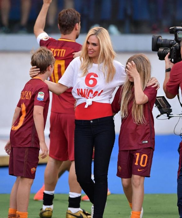 <p><strong>Il 28 maggio 2017 &egrave; una data indelebile per qualsiasi tifoso della Roma</strong>. La partita con il Genoa, terminata 3-2 per i giallorossi,&egrave; l'ultima nella carriera da calciatore di Francesco Totti. A fine gara Ilary lo celebra con la maglietta &ldquo;6 unico!&rdquo;, citando quella indossata dal marito 15 anni prima.</p>
