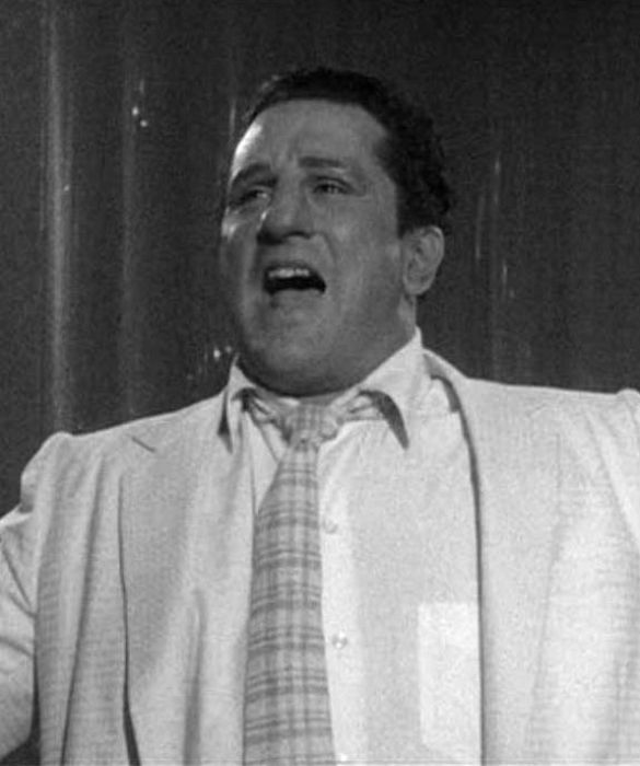 <p>Una trasformazione da Oscar quella di<strong> Robert De Niro </strong>per <em>Toro scatenato</em>, pellicola diretta da Martin Scorzese che ripercorre la vita del pugile<strong> Jake LaMotta</strong>. Per interpretarlo a fine carriera, De Niro &egrave; ricorso a un aumento di peso (vero, 30 kg) e al trucco pesante: la "metamorfosi" di De Niro rimane una delle pi&ugrave; impegnative e celebri dell'intera storia del cinema.</p>
