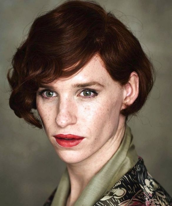 <p>Niente protesi, niente rughe finte: solo un trucco&hellip; da donna, pi&ugrave; una parrucca. &Egrave; quanto &egrave; bastato a Eddie Redmayne per interpretare in The Danish Girl la pittrice Lili Elbe, ovvero la seconda persona a essersi sottoposta a un intervento chirurgico per il cambio di sesso.</p>
