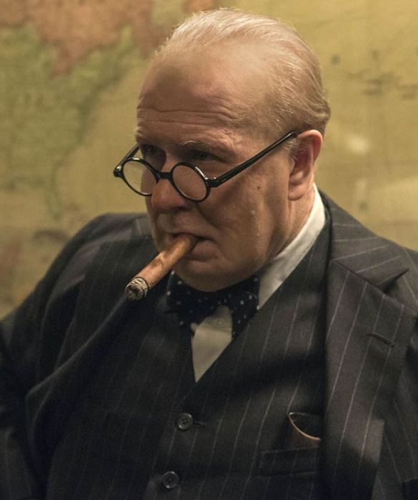 <p>Irriconoscibile invece Gary Oldman, nonostante sia uno dei pi&ugrave; grandi attori viventi, nei panni di Winston Churchill&nbsp;in&nbsp;<em>L'ora pi&ugrave; buia</em>. 200 le ore passate al trucco per "trasformarsi" nel primo ministro britannico (e oltre 400 sigari fumati). Questa interpretazione viene considerata una delle migliori della sua carriera.</p>

