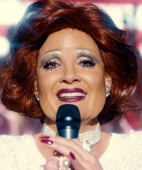 <p>Insieme a Andrew Garfield &egrave; la protagonista di Gli Occhi di Tammy Faye, che racconta l&rsquo;ascesa e la caduta dei telepredicatori Tammy Faye e Jim Bakker. Jessica Chastain ha dovuto affrontare prime delle riprese diverse ore di trucco (da quattro a sette, ha raccontato). Trucco, ma anche protesi ovviamente. Una trasformazione che, ha svelato, le ha causato danni permanenti alla pelle.</p>
