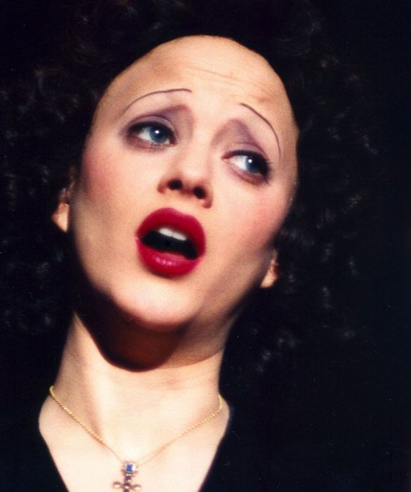 <p>Nel biopic<em> La Vie en rose</em>, l&rsquo;attrice francese Marion Cotillard ha interpretato la cantante <a href=