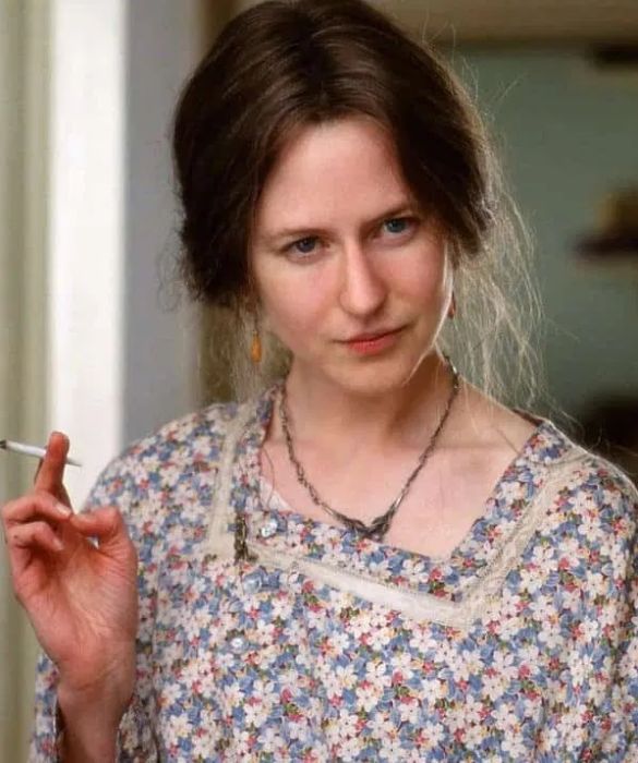 <p><strong>Tre ore di preparazione ogni mattina di riprese</strong>. Questo ha sopportato Nicole Kidman per diventare somigliante alla scrittrice <strong>Virginia Woolf</strong>, interpretata nel biopic <em>The Hours</em> del 2002. Un trucco complicato, caratterizzato in particolare dal naso aquilino, che certo non &egrave; uno dei tratti distintivi della Kidman: &laquo;Alla fine del makeup mi sentivo libera, pronta a diventare un&rsquo;altra. Come avvenisse quella metamorfosi &egrave; un segreto. Il trucco &egrave; magia, illusione. Non va rivelato&raquo;.</p>
