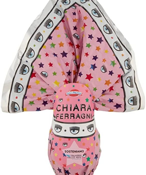 <p>L&rsquo;associazione I Bambini delle Fate finanzia progetti di inclusione sociale per bambini e ragazzi con autismo e disabilit&agrave; attraverso raccolte fondi. Anche quest&rsquo;anno Chiara Ferragni ha deciso di scendere in campo con questa onlus. L&rsquo;uovo di Pasqua &ldquo;griffato&rdquo; dall&rsquo;influencer si pu&ograve; comprare sia online che nei supermercati.</p>
