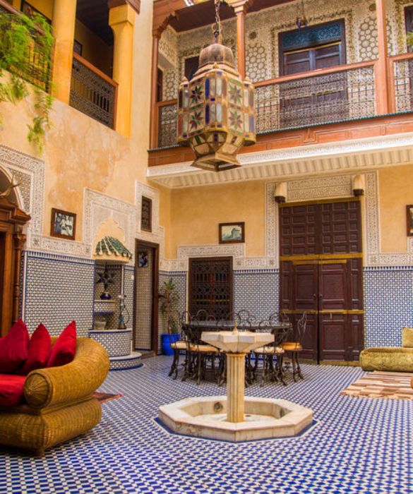 <p>La <strong>vacanza di lusso</strong> si pu&ograve; fare ovunque, basta avere il budget a disposizione. E in Marocco costa un po&rsquo; meno: a Marrakech si pu&ograve; soggiornare in incantevoli e lussuosi riad a cifre tutto sommato abbordabili, senza perdere un pizzico dell&rsquo;autenticit&agrave; del Paese. E sempre a proposito di lusso e mete turistiche, ci si pu&ograve; sbizzarrire con trattamenti negli hammam e con tour privati nel deserto.</p>
