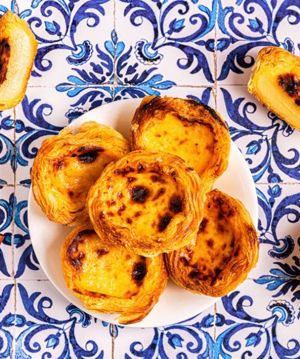 <p>Sarebbe troppo facile dire &ldquo;Italia&rdquo; per una vacanza gourmet, all&rsquo;insegna dei peccati di gola. E infatti consigliamo (anche) il Portogallo: si tratta di un Paese dove si mangia bene e si spende il giusto. La cucina &egrave; diversa dalla nostra, ma certamente non esotica e per cui adatta a moltissimi palati: tra le specialit&agrave; il baccal&agrave;, la trippa, le sardine e i pasteis de nata, dolci a base di pasta sfoglia e uova. E per quanto riguarda le bevande, c&rsquo;&egrave; ovviamente il porto.</p>
