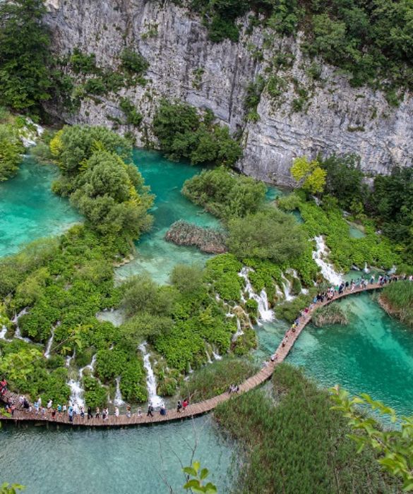 <p>I laghi di Plitvice, in Croazia, sono uno di quei posti da visitare una volta nella vita: si tratta di un insieme di specchi d&rsquo;acqua, disposti su diversi livelli e collegati tra loro da una serie di cascata. Sono visitabili grazie a una rete ben segnata di sentieri e da 18 km di passerelle di legno, che danno al tragitto a pelo d'acqua un fascino unico. La Croazia ha ovviamente anche altro da offrire agli amanti della natura e, nell&rsquo;ambito di una vacanza on the road, si pu&ograve; fare una soste anche alle grotte di Postumia, in Slovenia.</p>
