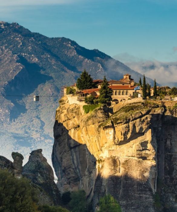 <p>Belle le isole della Grecia, ma avete mai visitato la sua parte continentale? Atene, con l&rsquo;Acropoli e il relativo museo, &egrave; solo la vetta dell&rsquo;iceberg. Sono davvero tante le localit&agrave; citate e viste tante volte sui libri di scuola da scoprire dal vivo: Delfi e il suo Tempio di Apollo dove risiedeva il leggendario oracolo, Micene con la sua Porta dei Leoni, Epidauro e il suo grande teatro, senza dimenticare Olimpia. E poi nel nord, in Tessaglia, c&rsquo;&egrave; la spettacolare localit&agrave; nota come Meteora, che ospita sei antichi monasteri ortodossi costruiti su pinnacoli di pietra. Eccezionali posti per l&rsquo;estate.</p>
