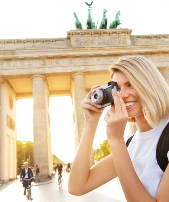 <p>Il mondo, e in particolare l&rsquo;Europa, &egrave; ricca di citt&agrave; meravigliose. Una in grado di unire tutto, dalla storia alla modernit&agrave;, dai musei alla vita notturna, &egrave; Berlino. La capitale della Germania, nota soprattutto per il suo muro (di cui oggi rimane poco, e non in centro), &egrave; una destinazione azzeccata non solo per gli amanti della birra, ma anche dei musei, visto che sull&rsquo;isola della Sprea, in uno spazio tutto sommato limitato, ce ne sono ben cinque!</p>
