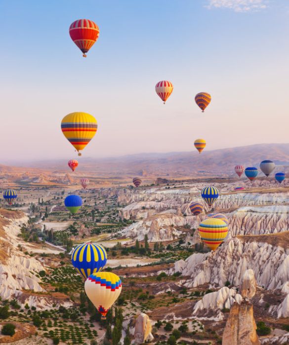 <p>Insomma, Turchia. Istanbul &egrave; una citt&agrave; meravigliosa, che regala tramonti spettacolari con vista sul mare: praticamente tutti gli hotel, almeno nella zona di Sultanahmet, hanno una terrazza all&rsquo;ultimo piano dove goderseli sorseggiando magari una bicchiere di &ccedil;ay. E poi, dal Bosforo si pu&ograve; partire per un tour nella magica Cappadocia, una delle migliori destinazioni per gli inguaribili romantici, per l&rsquo;immancabile giro in mongolfiera.</p>
