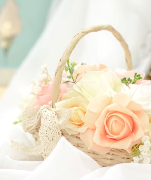 <p>Un binomio di sicuro effetto: fiori finti e vimini. Basta scegliere alcune ceste in vimini, magari dalle forme particolari e personalizzate con un nastro&nbsp; che richiami l'arredo della stanza e porvi dentro fiori artificiali come rose, roselline o piccoli fiori di campo.&nbsp;Sar&agrave; una composizione<strong> perfetta e delicata per uno <a href=
