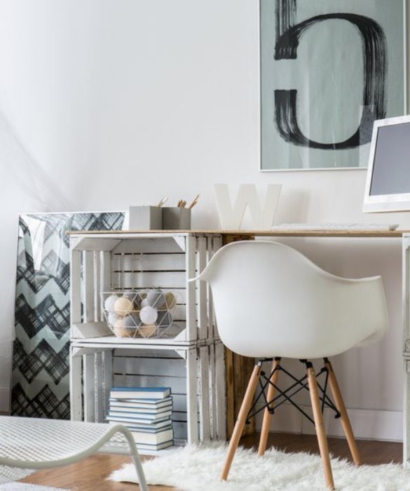 <p>Creare una zona studio in camera da letto, pu&ograve; essere anche una buona occasione per mettere alla prova la propria dimestichezza con l'upciclyng e il riciclo creativo.&nbsp;Le cassette di legno verniciate possono diventare perfetti contenitori per libri e documenti su cui poi poggiare la tavola di legno che far&agrave; da piano da appoggio. Un tocco di creativit&agrave; e il gioco &egrave; fatto.&nbsp;</p>
