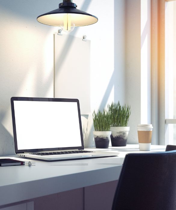 <p>A volte &egrave; una questione di spazio, altre volte una vera e propria scelta di stile e di carattere. Creare una zona lavoro nella propria camera da letto non &egrave; difficile, basta seguire il proprio gusto e trovare la giusta combinazione per inserire scrivania, sedia e scaffali in modo armonico. Seguendo le tendenze del momento, &egrave; possibile optare per un'area studio separata visivamente dall'area riposo, oppure integrata perfettamente al resto dell'arredo.</p>
