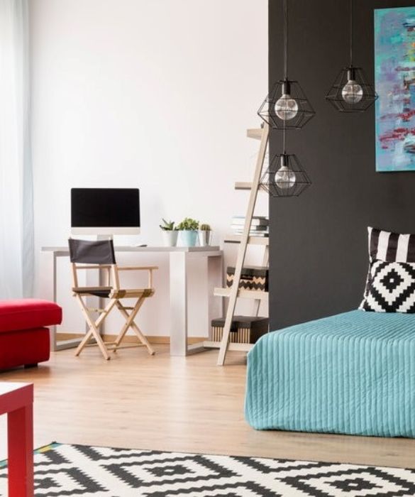 <p>Se lo spazio lo consente, &egrave; possibile arredare la camera da letto con scrivania realizzando un&rsquo;area ad hoc per il lavoro e lo studio. Oltre alla scelta dell&rsquo;arredamento, &egrave; essenziale giocare con i colori della pareti, per assicurarsi l'effetto separazione. In questo modo anche una sccelta stilistica apparentemente semplice come una scrivania dalle linee esili e una piccola libreria a forma di scala fanno il resto, per creare una vera e propria atmosfera ufficio... a due passi dalla zona riposo.&nbsp;</p>
