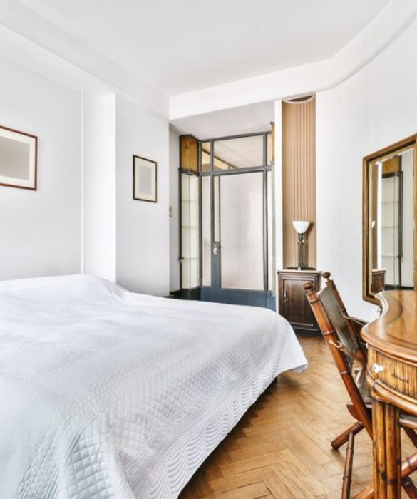 <p>Non solo ricerca e design. Anche un tavolo antico e persino demod&egrave; pu&ograve; essere inserito in una camera sia vecchio stile, sia moderna per allestire uno studio in camera da letto. Un tavolo dalle forme originali, rotondo o curvo, magar&igrave; rococ&ograve; di sicuro non passa osservato e catalizza l&rsquo;attenzione su di s&eacute; per la perfetta zona studio.</p>
