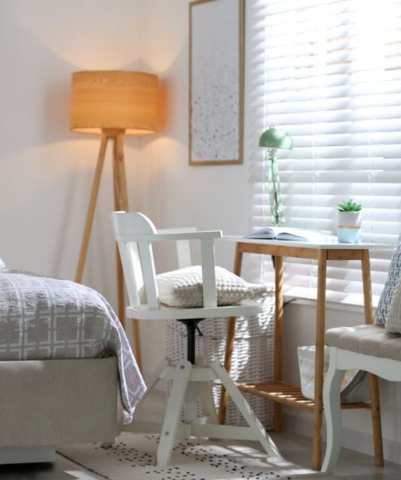 <p>Non solo linee moderne e design contemporaneo. Con un po&rsquo; di creativit&agrave; anche in cantina o nel negozio di un rigattiere &egrave; possibile scovare qualche pezzo originale per ricavare l'angolo studio in camera da letto, aggiungendo un tocco di carattere personale alla scelta. Basta una sedie decapata e dipinta di bianco abbinata a una semplice consolle in legno,&nbsp;e il gioco &egrave; fatto. L'angolo studio dal carattere romantico &egrave; servito.</p>
