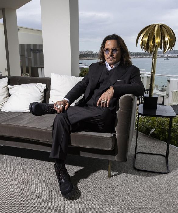 <p>Da protagonista di piccole produzioni underground a <strong>divo di Hollywood</strong>: <strong>60 anni</strong> il <strong>9 giugno</strong> 2023, Johnny Depp &egrave; uno degli attori pi&ugrave; istrionici della sua generazione. Nel corso di una lunga, anzi lunghissima carriera, iniziata negli anni &lsquo;80, ha declinato il suo sguardo magnetico e il suo ghigno beffardo in un&rsquo;infinit&agrave; di ruoli. Dark, irriverente, irresistibile: quanti sono i volti del camaleontico Johnny Depp? Ripassiamo con questa gallery le tappe principali della sua <strong>carriera</strong> e scopriamo com&rsquo;&egrave; cambiato in 60 anni uno degli <strong>attori pi&ugrave; sexy</strong> al mondo.</p>
