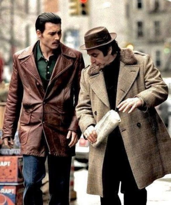 <p>Se <em>Dead Man</em> &egrave; stato pi&ugrave; un successo di critica che di pubblico, &egrave; con <em>Donnie Brasco</em> che Johnny Depp inizia a misurarsi davvero con i numeri del successo. &Egrave; il 1997 e il nostro, affiancato da <strong>Al Pacino</strong>, interpreta un <strong>agente dell&rsquo;FBI infiltrato nella mafia</strong> italoamericana degli anni &lsquo;70. Uno dei ruoli pi&ugrave; difficili e celebrati della sua lunga carriera, dove emergono le sfaccettature pi&ugrave; complesse delle doti attoriali di Depp.</p>
